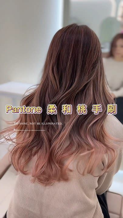 染紅頭髮|2024 染髮髮色 12 款推薦！Pantone 柔和桃、顯白紅色。